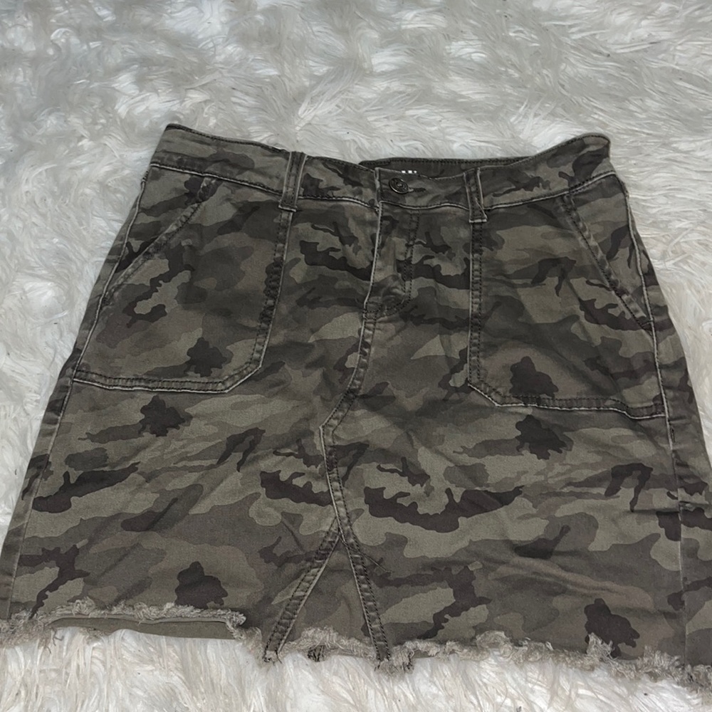 Comfort stretch army skirt size 25 or size 1.